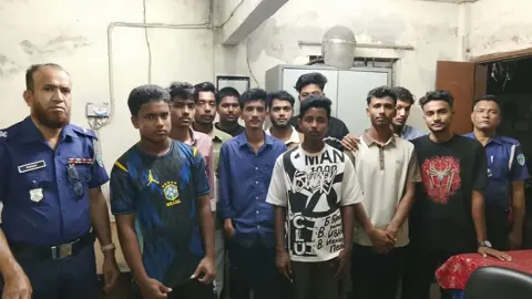 কুমিল্লায় ফের  কিশোর গ্যাংবিরোধী অভিযান, আটক ৩৫৩ জন 