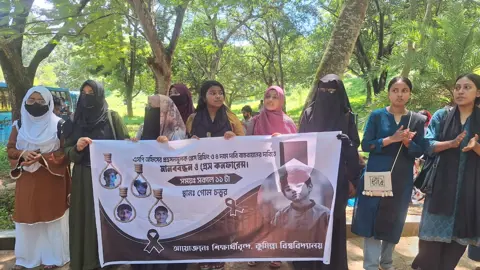 অপ্রতিম হত্যা: এসপির পদত্যাগসহ চার দফা দাবিতে কুবি শিক্ষার্থীদের মানববন্ধন
