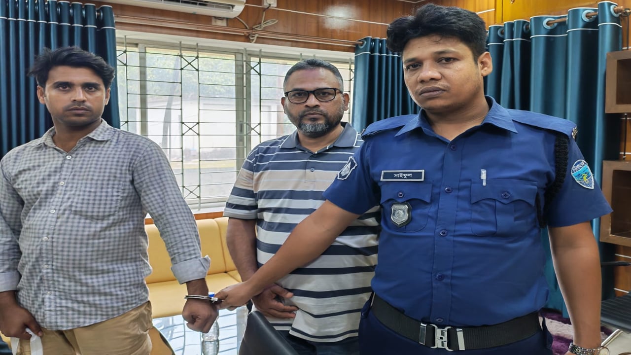 নির্বাচন অফিসে ভুয়া কর পরিদর্শকসহ দুই প্রতারক আটক

