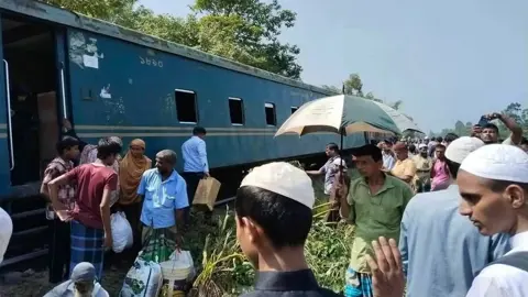 কুমিল্লায় চার বগি লাইনচ্যুত, আপ লাইনে ট্রেন চলাচল বন্ধ
