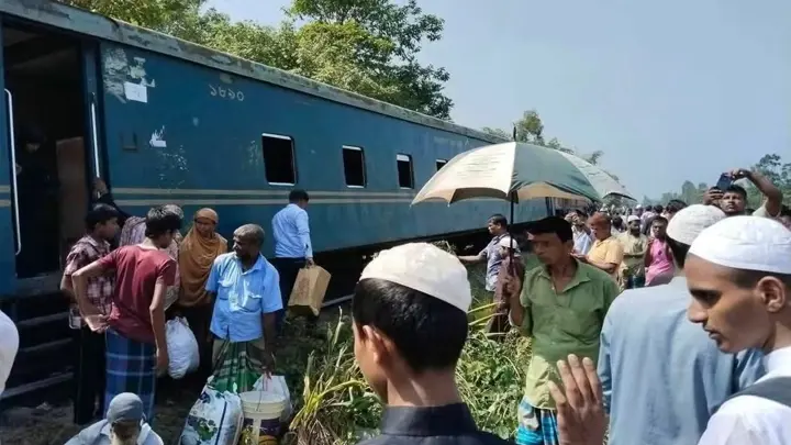 কুমিল্লায় চার বগি লাইনচ্যুত, আপ লাইনে ট্রেন চলাচল বন্ধ