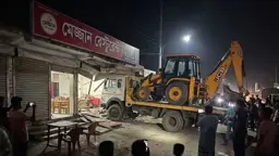লাকসামে গভীর রাতে নিয়ন্ত্রণ হারিয়ে হোটেলে ঢুকল লরি