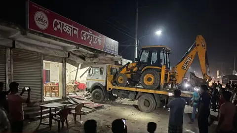 লাকসামে গভীর রাতে নিয়ন্ত্রণ হারিয়ে হোটেলে ঢুকল লরি