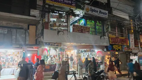 কুমিল্লায় রাত ৮টার পরও ব্যবসাপ্রতিষ্ঠান খোলা