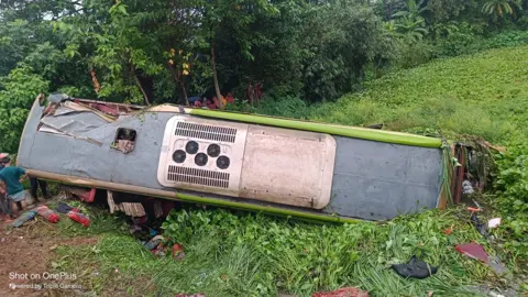 কুমিল্লায় নিয়ন্ত্রণ হারিয়ে খাদে যাত্রীবাহী বাস, আহত ৮