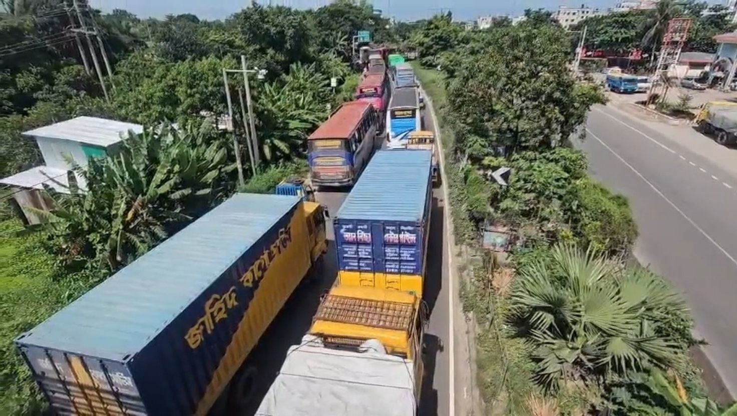 ঢাকা-চট্টগ্রাম মহাসড়কের ৫২ কিলোমিটার যানজট