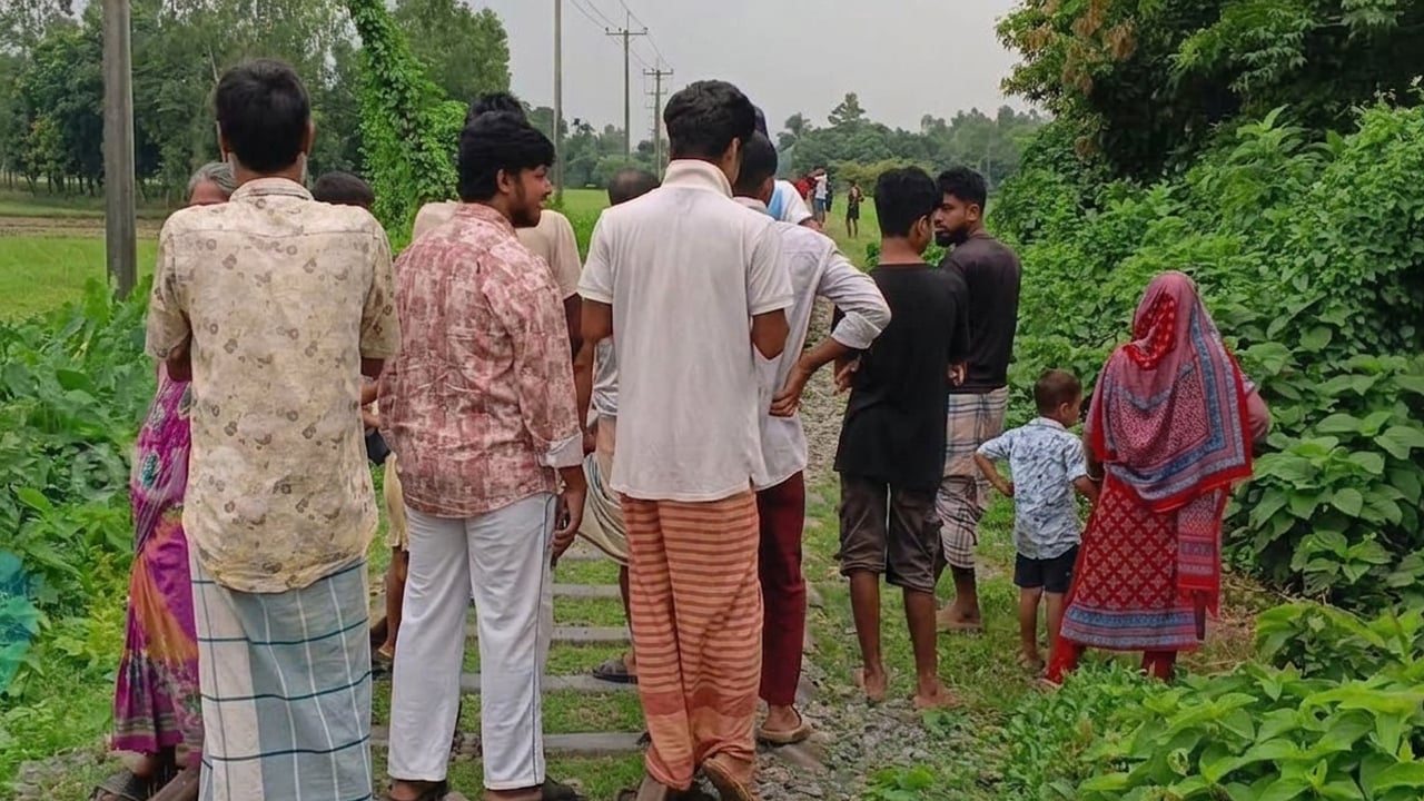 কুলিয়ারচরে ট্রেনে কাটা পড়ে অজ্ঞাত যুবকের মৃত্যু
