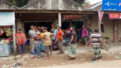 খোকসায়  নৈশপ্রহরীকে বেঁধে ৫ দোকানে ডাকাতি