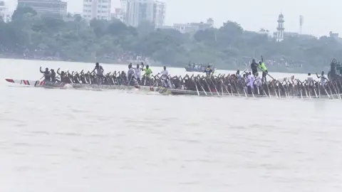 গড়াই নদীতে তিন দিনব্যাপী নৌকা বাইচ প্রতিযোগিতা 