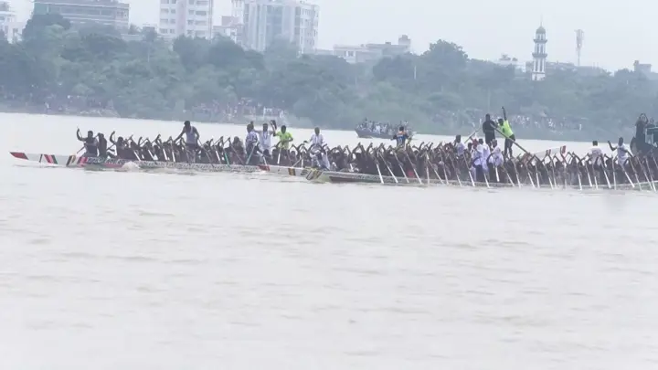 গড়াই নদীতে তিন দিনব্যাপী নৌকা বাইচ প্রতিযোগিতা 