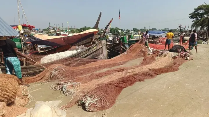নিষেধাজ্ঞা শেষে মধ্যরাতে সাগরে নামছেন কুয়াকাটার জেলেরা