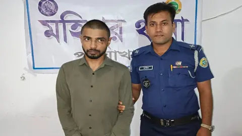 ইয়াবাসহ ১৬ মামলার আসামি গ্রেপ্তার
