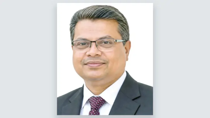 ক্লাসের বাইরেও শিক্ষার্থীদের পড়ান তিনি