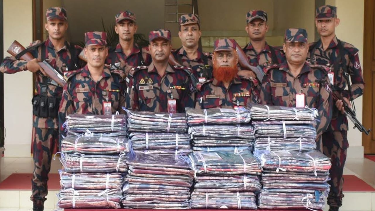  ১৯ লাখ টাকার ভারতীয় শাড়ি আটক
