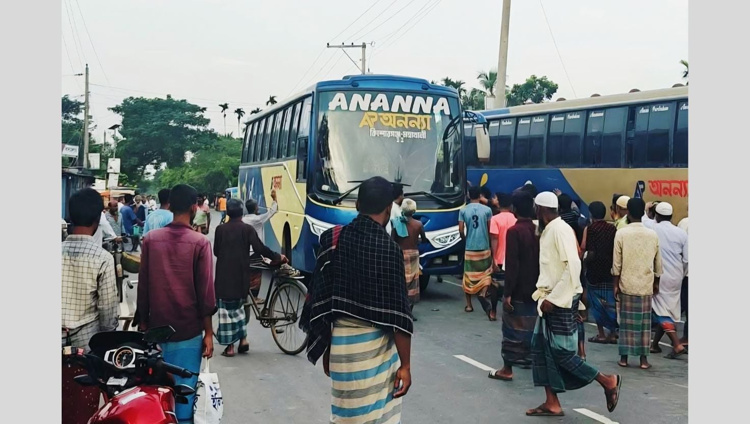 পাকুন্দিয়ায় যাত্রীবাহী বাস নিয়ন্ত্রণ হারিয়ে দুর্ঘটনা, নিহত ২