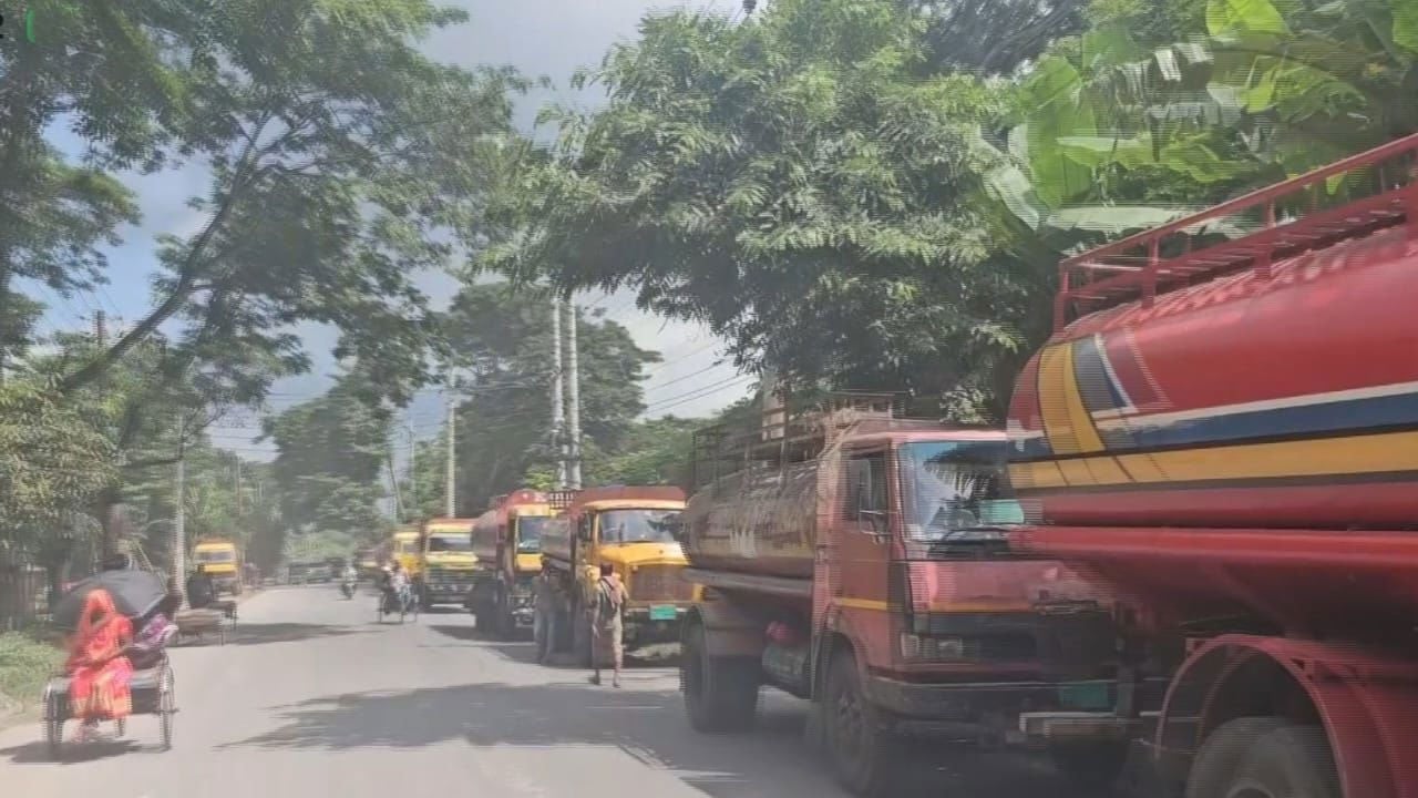 চাঁদাবাজি বন্ধের দাবিতে মহাসড়কে ট্যাংকলরি শ্রমিকদের বিক্ষোভ
