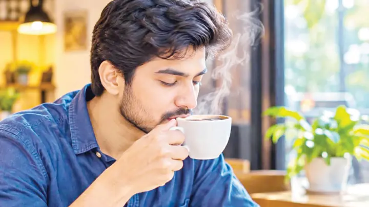 গরম চা-কফি খেলে কী হয়