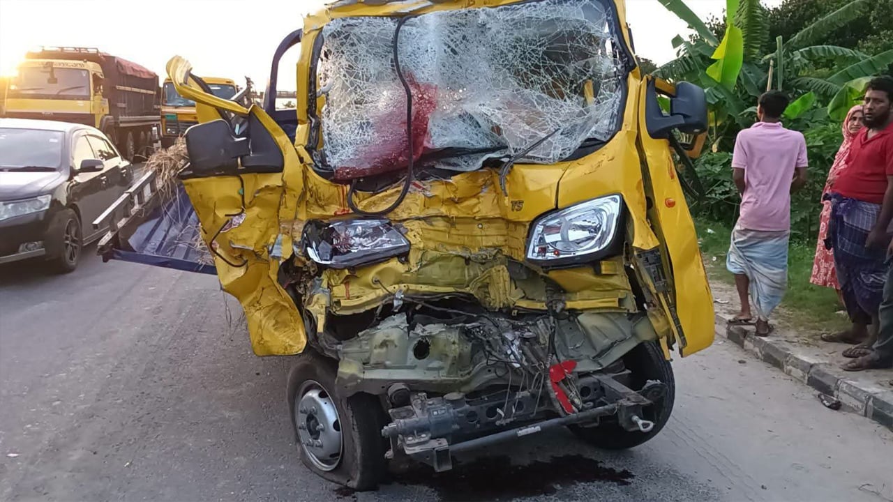 যাত্রীবাহী বাস ও গরু বোঝাই ট্রাকের সংঘর্ষে নিহত ২, আহত ৩
