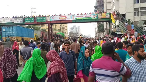 ঢাকা-টাঙ্গাইল মহাসড়ক অবরোধ-সংঘর্ষে ১০ শিল্পপুলিশসহ অর্ধশতাধিক পোশাকশ্রমিক আহত
