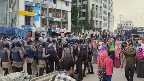 বেতন বৃদ্ধির দাবিতে ফের পোশাক  শ্রমিকদের মহাসড়ক অবরোধ

