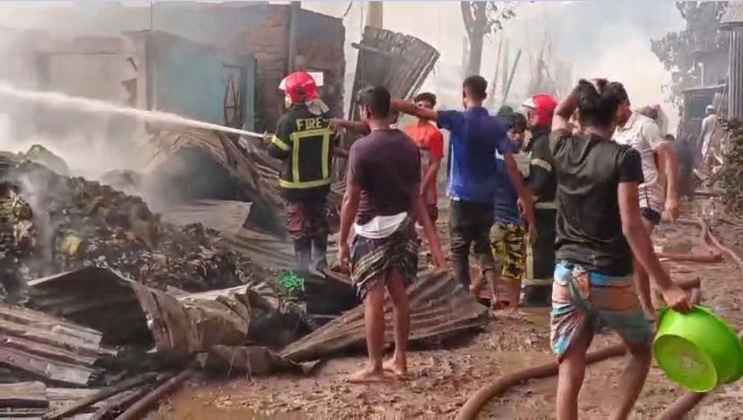 গাজীপুরে ঝুটের গোডাউনে আগুন, সাড়ে তিন ঘণ্টা পর নিয়ন্ত্রণে