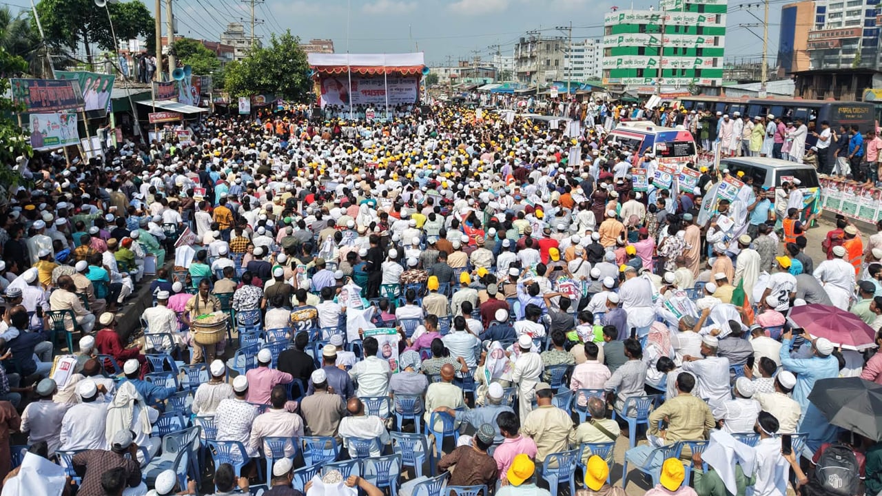 লংমার্চের প্রথম পথসভা গাজীপুরের ভোগড়া বাইপাস মোড়ে। ছবি: আমার দেশ
