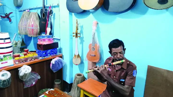 হারিয়ে যাচ্ছে সুর, বদলে যাচ্ছে পেশা