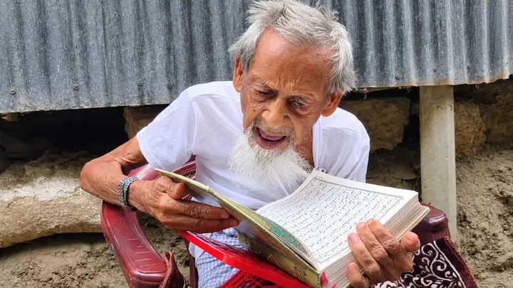 ১২৩ বছর বয়সেও দেখে দেখে কোরআন পড়া সেই আব্বাস প্রামাণিক আর নেই