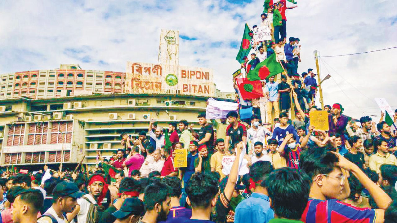 গুলিতে তিনজন শহীদ হলে অগ্নিগর্ভ হয়ে ওঠে চট্টগ্রাম