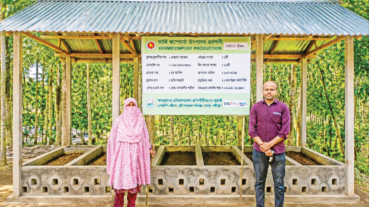 গৃহিণী থেকে সফল উদ্যোক্তা রোকসানা