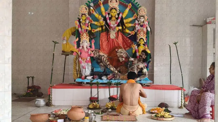 গোদাগাড়ীতে পূজামণ্ডপের বরাদ্দের চাল কম দামে কিনছে প্রভাবশালী চক্র