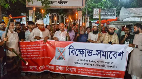প্রিপেইড মিটার বাতিলের দাবিতে গোদাগাড়ীতে মশাল মিছিল