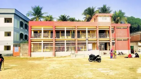 সংযোগ থাকলেও ইন্টারনেট বন্ধ: ভোগান্তিতে গোদাগাড়ীর ১৬৫ প্রাথমিক বিদ্যালয়