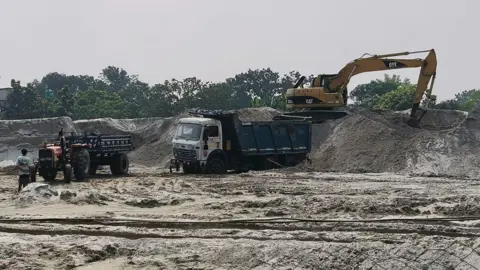 রাজশাহী-চাঁপাই মহাসড়কে আতঙ্কের নাম বালুবাহী ডাম্প ট্রাক