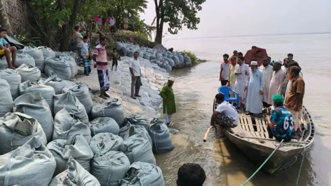 গোদাগাড়ীতে নদীভাঙন এলাকা পরিদর্শন করলেন এমপি মুজিবুর রহমান
