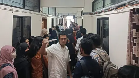 গোপালগঞ্জ বিজ্ঞান ও প্রযুক্তি বিশ্ববিদ্যালয়ের ভিসি অবরুদ্ধ