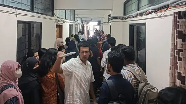 গোপালগঞ্জ বিজ্ঞান ও প্রযুক্তি বিশ্ববিদ্যালয়ের ভিসি অবরুদ্ধ