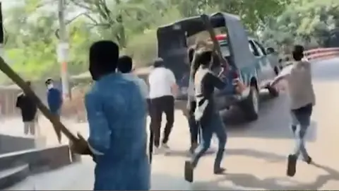 গোপালগঞ্জে পুলিশের গাড়িতে হামলার ঘটনায় মামলা, গ্রেপ্তার ৭
