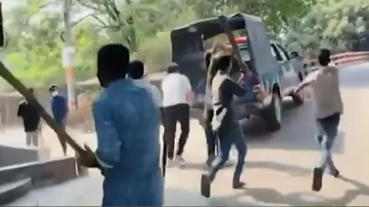 গোপালগঞ্জে পুলিশের গাড়িতে হামলার ঘটনায় মামলা, গ্রেপ্তার ৭
