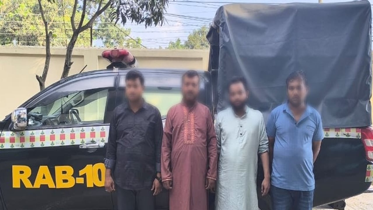 দৌলতদিয়া ফেরিঘাটে মাদকসহ ৪ কারবারি গ্রেপ্তার
