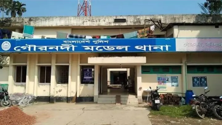 বরিশালে গাছচাপায় শ্রমিকের মৃত্যু