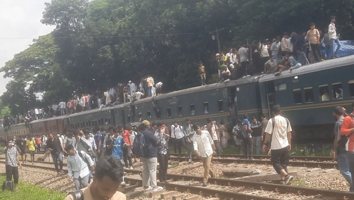 সীতাকুণ্ডে পর্যটকের ঢল, রেলসেবায় চরম ভোগান্তি