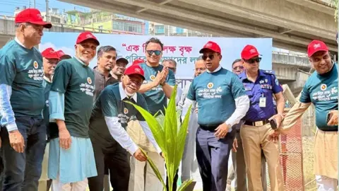 চট্টগ্রামে ১৫ হাজার জনবল নিয়ে একদিনে ১ লাখ গাছ রোপণ