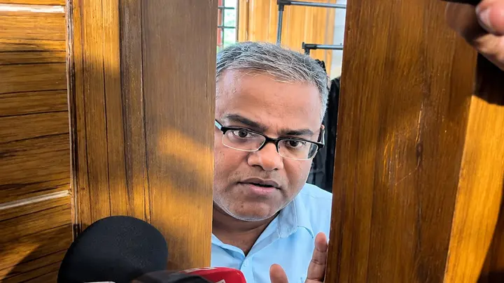পদত্যাগের খবর ভিত্তিহীন দাবি করে আলোচনায় সমাধান চাইলেন চুয়েট ভিসি