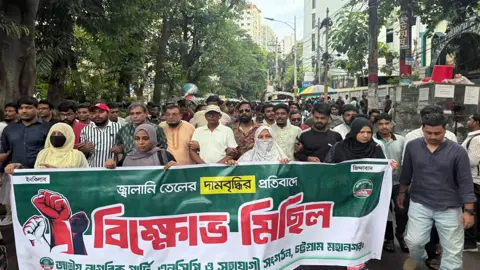 চট্টগ্রামে জ্বালানি তেলের দাম বৃদ্ধির  প্রতিবাদে এনসিপির বিক্ষোভ
