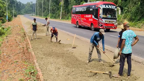 দুর্ঘটনারোধে প্রশস্ত করা হচ্ছে চট্টগ্রাম-কক্সবাজার মহাসড়ক