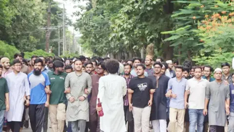 সম্মানিত পদ থেকে অসম্মানিত অব্যাহতি 
