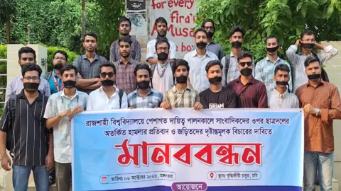 রাবিতে সাংবাদিকদের ওপর হামলার প্রতিবাদে মুখে কালো কাপড় বেঁধে চবিসাসের প্রতিবাদ
