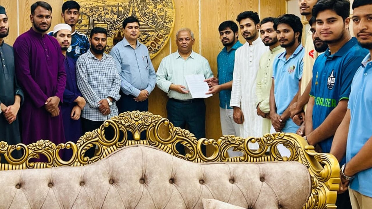 চবিতে ছাত্রদলের বিরুদ্ধে হলের সিট দখলের অভিযোগ, শিক্ষার্থীদের স্মারকলিপি
