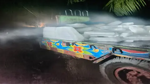 মা ইলিশ পাচারের চেষ্টা, ২টি কাভার্ড ভ্যান ও ফিশিং বোট আটক
